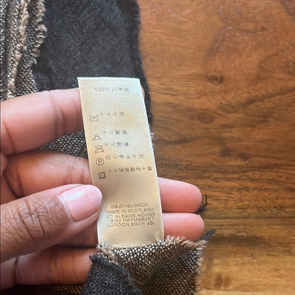 Burberry Beige and Burgundy Plaid Throw Blanket scarf - Picture 3 of 5